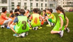 威尼斯游戏app下载：中国都是什么样家庭的孩子在踢足球